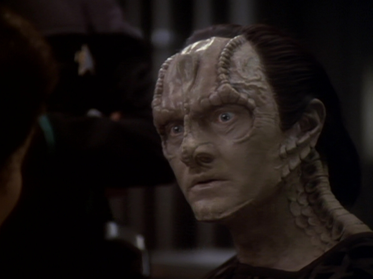 extant_StarTrek_DS9_6x05-FavorTheBold_00455.jpg