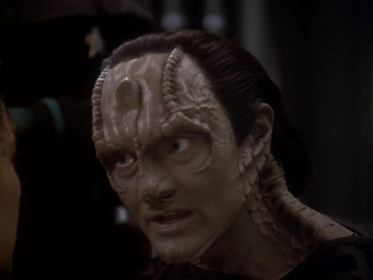 extant_StarTrek_DS9_6x05-FavorTheBold_00466.jpg
