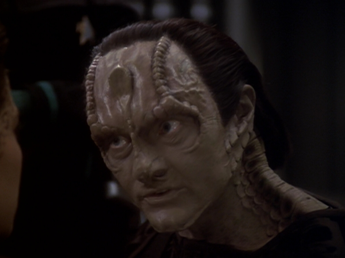 extant_StarTrek_DS9_6x05-FavorTheBold_00471.jpg