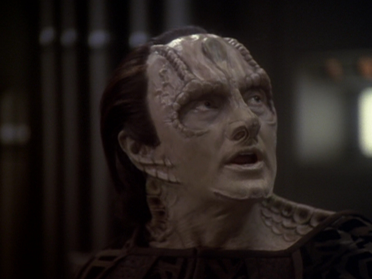 extant_StarTrek_DS9_6x05-FavorTheBold_00484.jpg