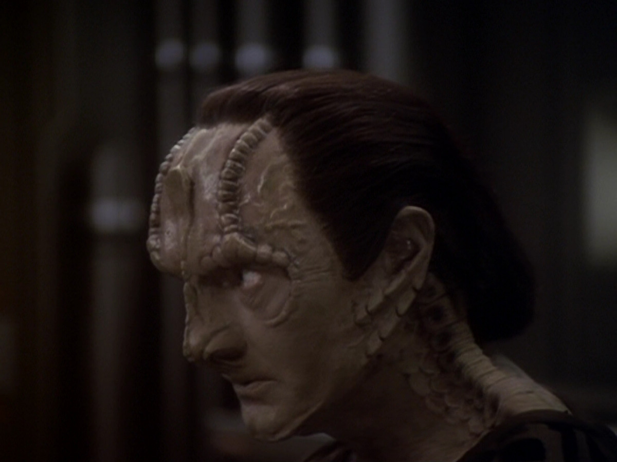 extant_StarTrek_DS9_6x05-FavorTheBold_00498.jpg