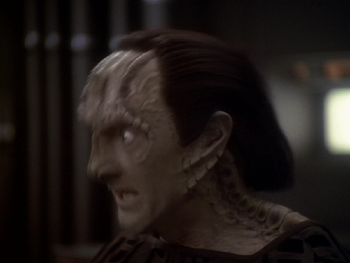 extant_StarTrek_DS9_6x05-FavorTheBold_00518.jpg