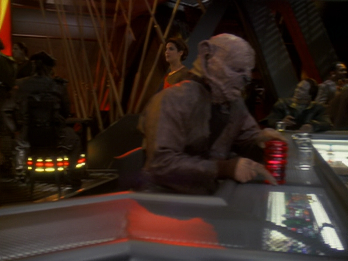 extant_StarTrek_DS9_6x05-FavorTheBold_00657.jpg