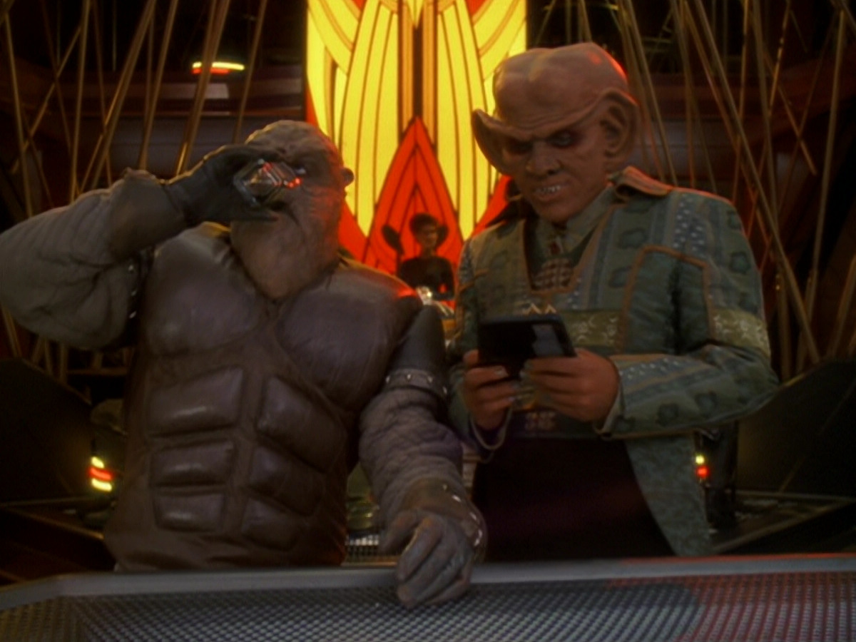 extant_StarTrek_DS9_6x05-FavorTheBold_00662.jpg