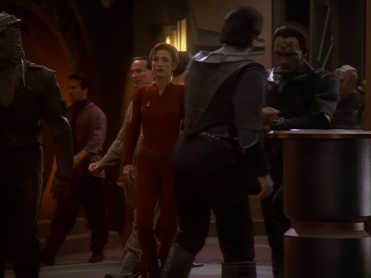 extant_StarTrek_DS9_6x05-FavorTheBold_00718.jpg