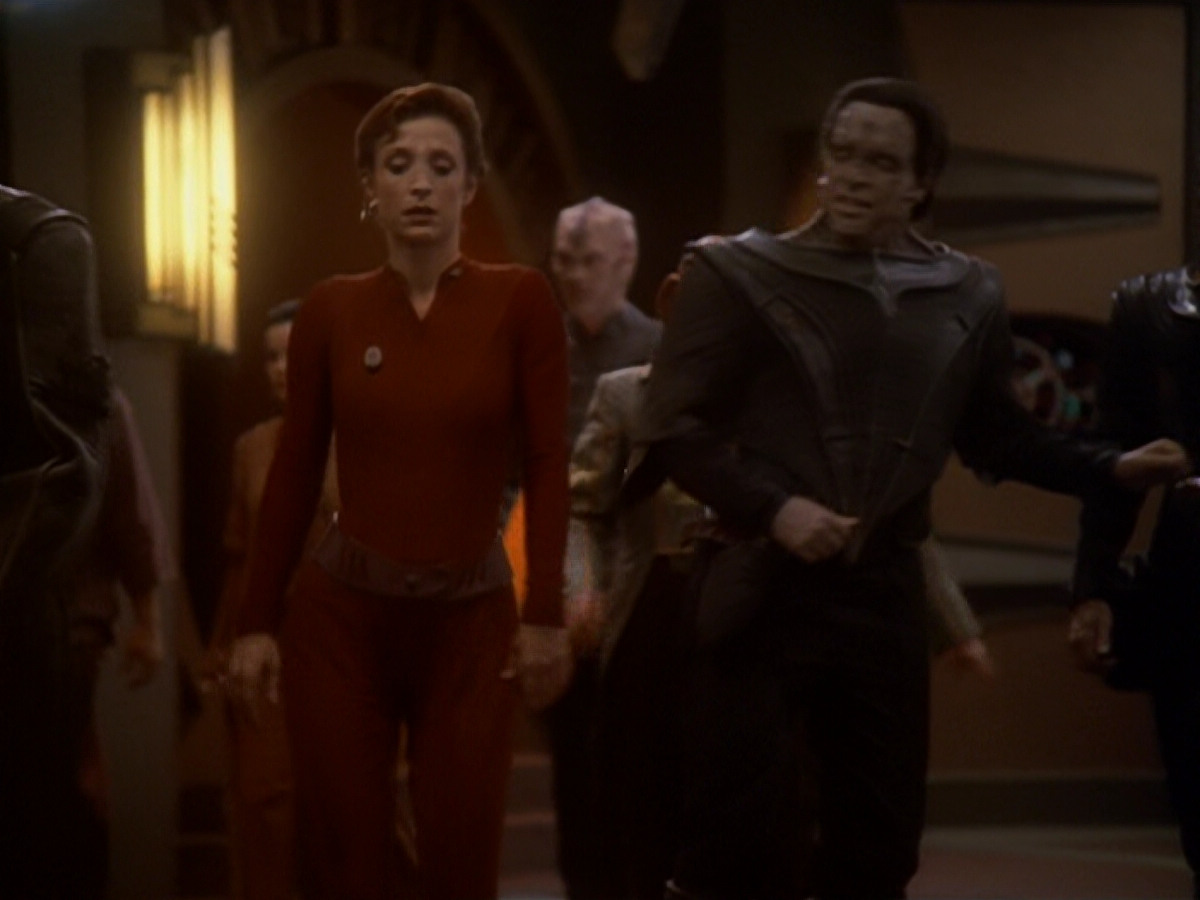 extant_StarTrek_DS9_6x05-FavorTheBold_00722.jpg