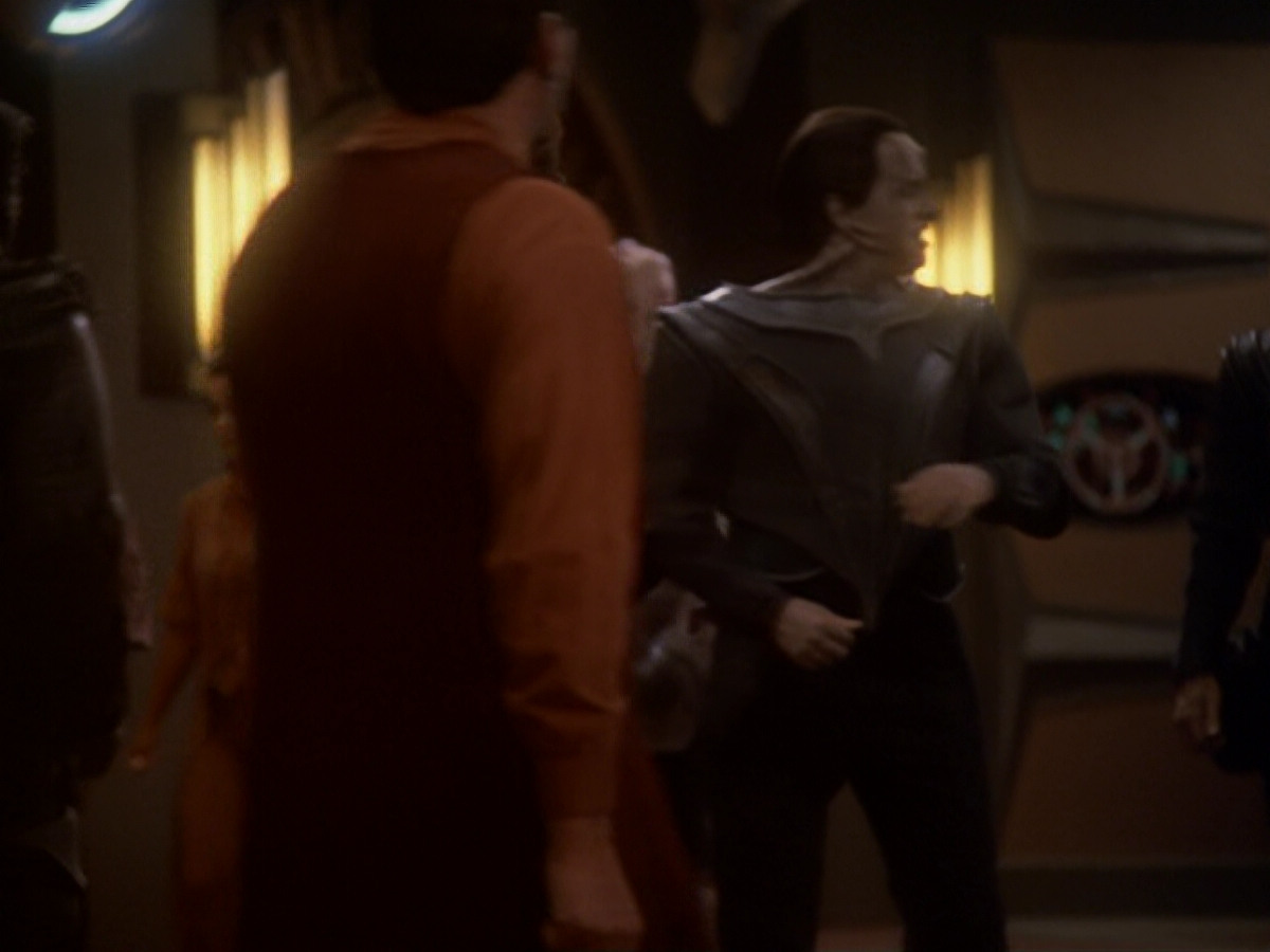 extant_StarTrek_DS9_6x05-FavorTheBold_00723.jpg