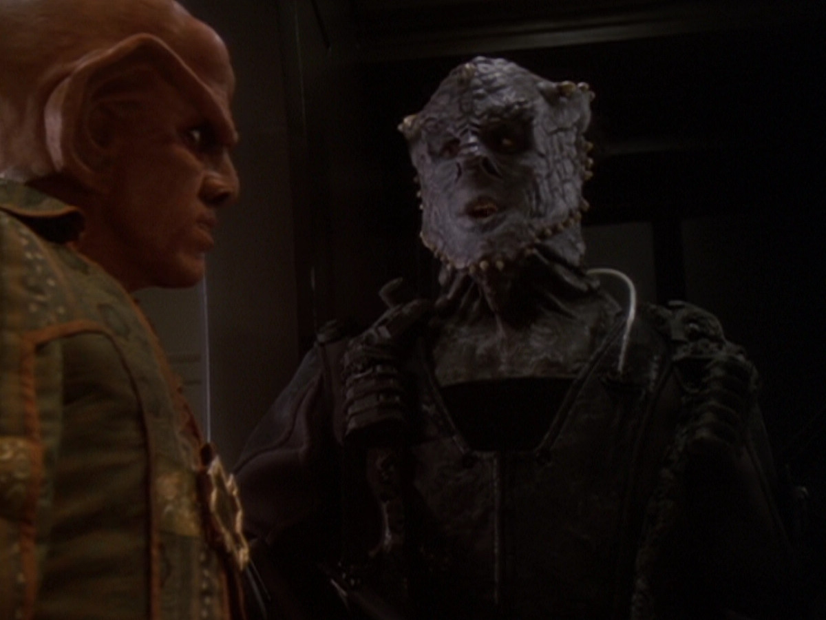 extant_StarTrek_DS9_6x05-FavorTheBold_00770.jpg