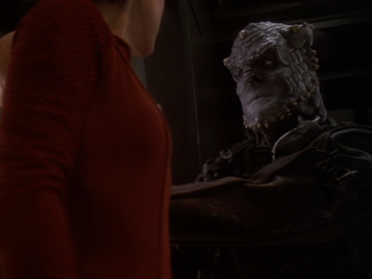 extant_StarTrek_DS9_6x05-FavorTheBold_00806.jpg