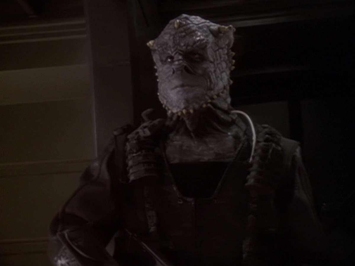 extant_StarTrek_DS9_6x05-FavorTheBold_00825.jpg