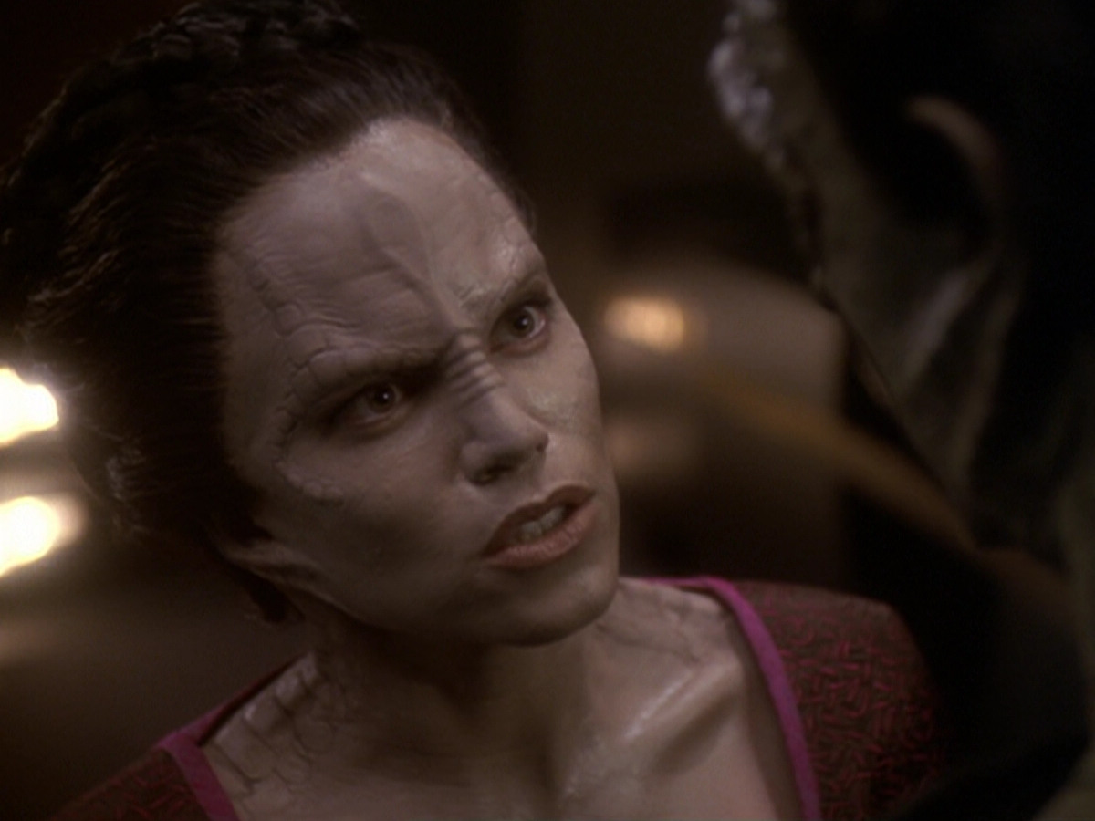 extant_StarTrek_DS9_6x05-FavorTheBold_01774.jpg