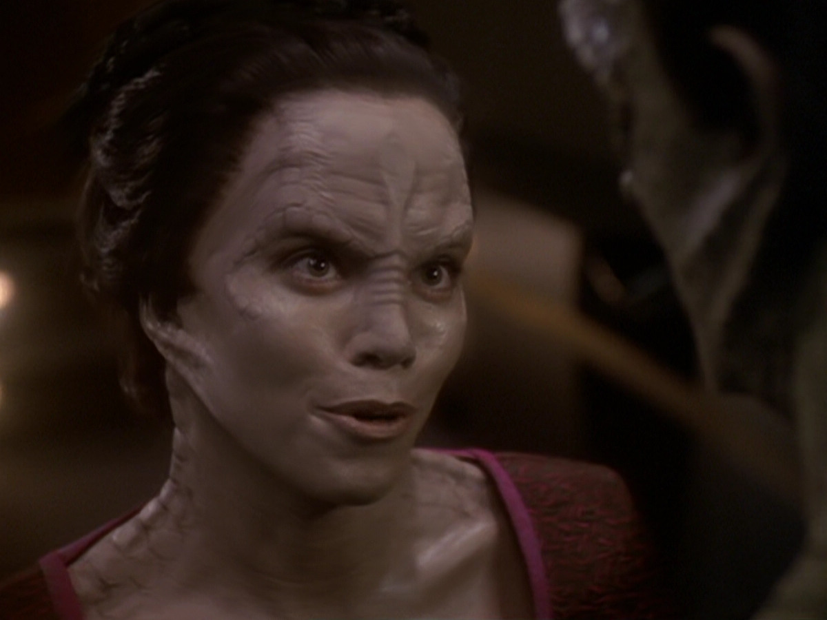 extant_StarTrek_DS9_6x05-FavorTheBold_01799.jpg