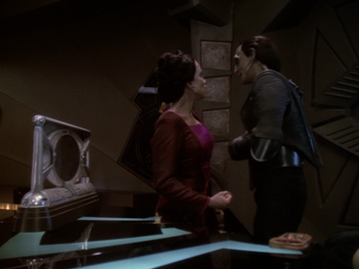 extant_StarTrek_DS9_6x05-FavorTheBold_01806.jpg