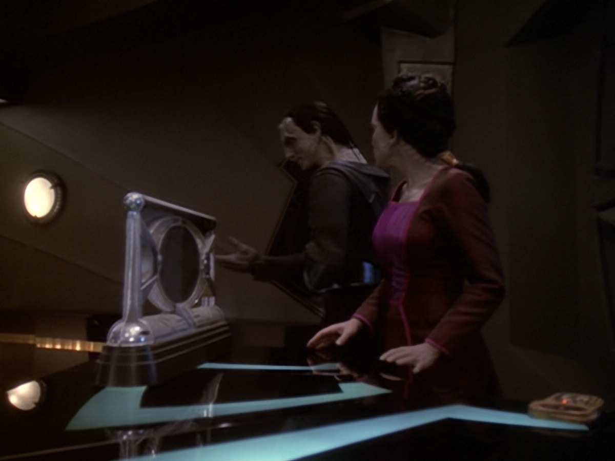 extant_StarTrek_DS9_6x05-FavorTheBold_01810.jpg