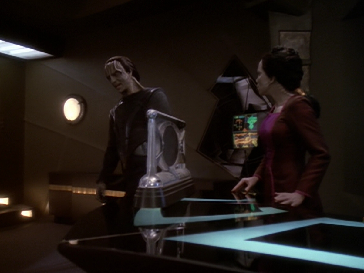extant_StarTrek_DS9_6x05-FavorTheBold_01812.jpg