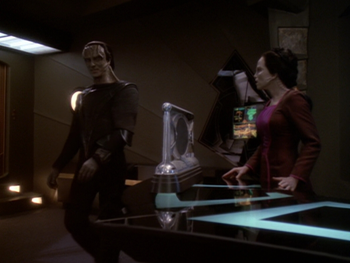 extant_StarTrek_DS9_6x05-FavorTheBold_01813.jpg
