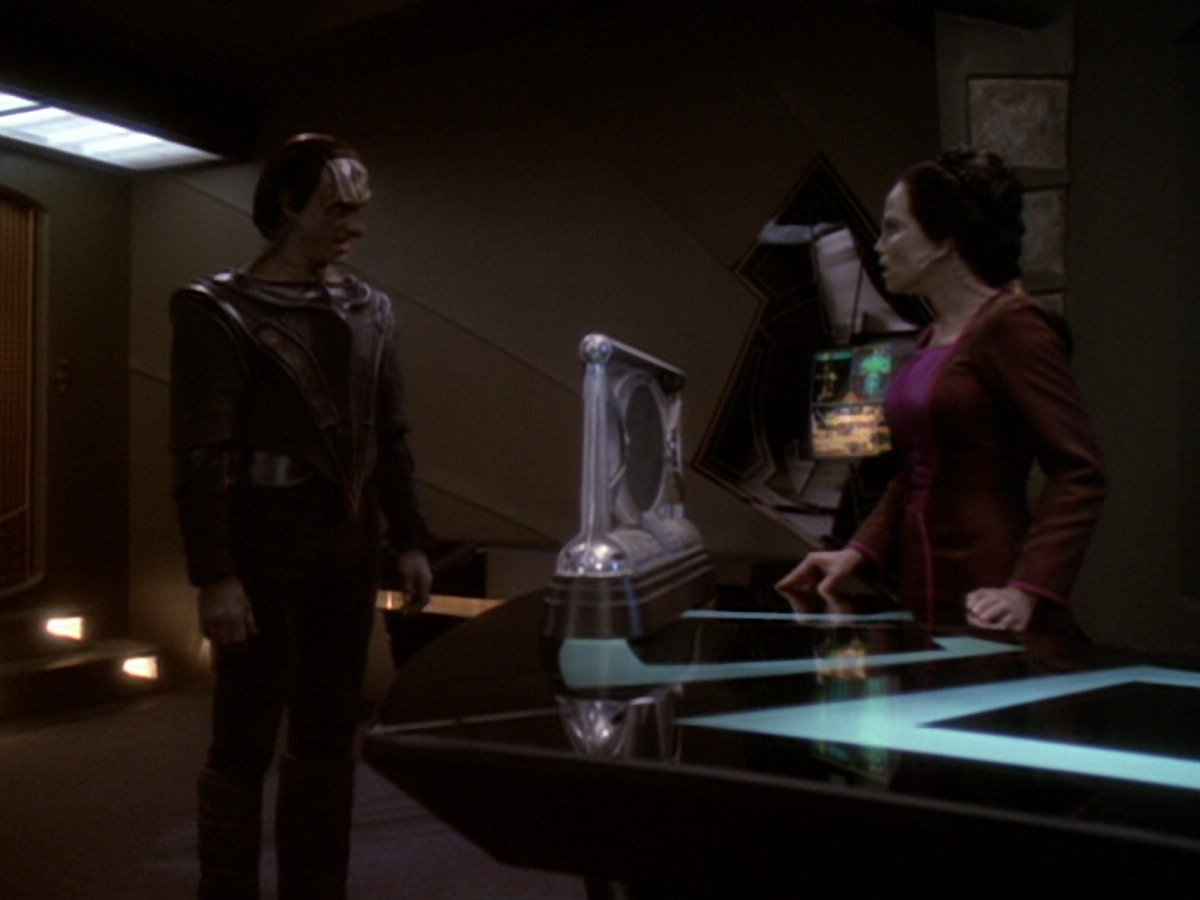 extant_StarTrek_DS9_6x05-FavorTheBold_01816.jpg