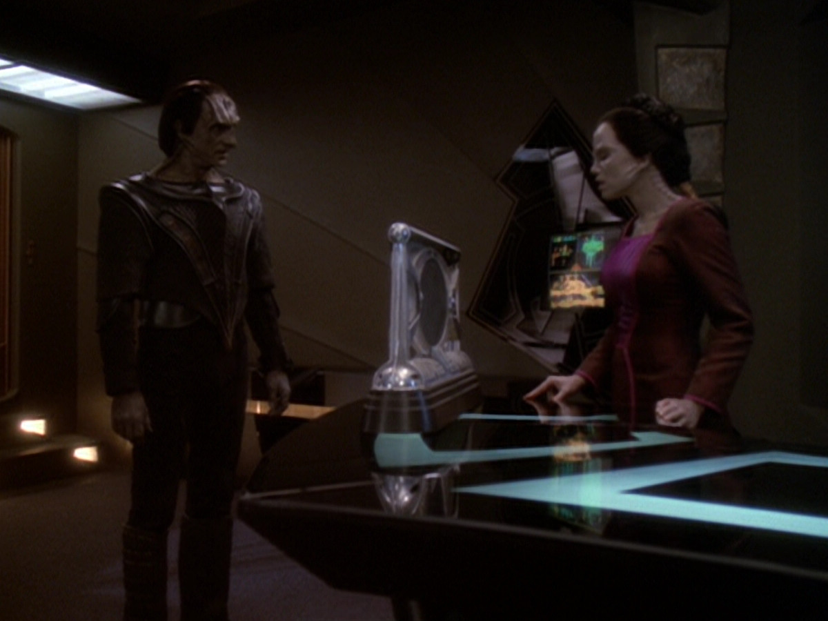 extant_StarTrek_DS9_6x05-FavorTheBold_01820.jpg