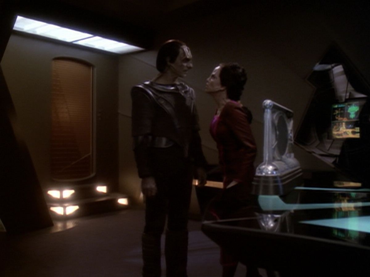 extant_StarTrek_DS9_6x05-FavorTheBold_01836.jpg