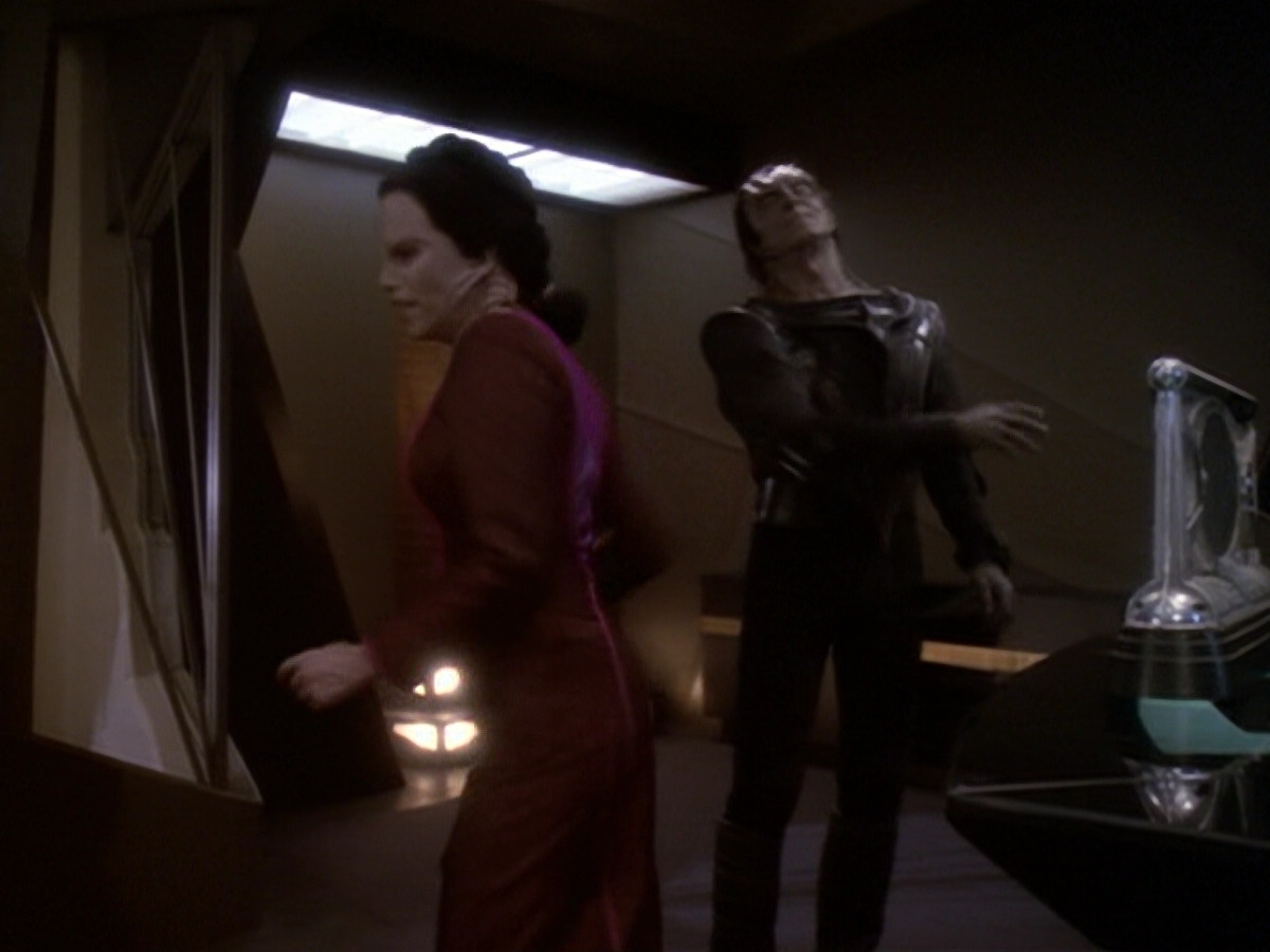extant_StarTrek_DS9_6x05-FavorTheBold_01838.jpg