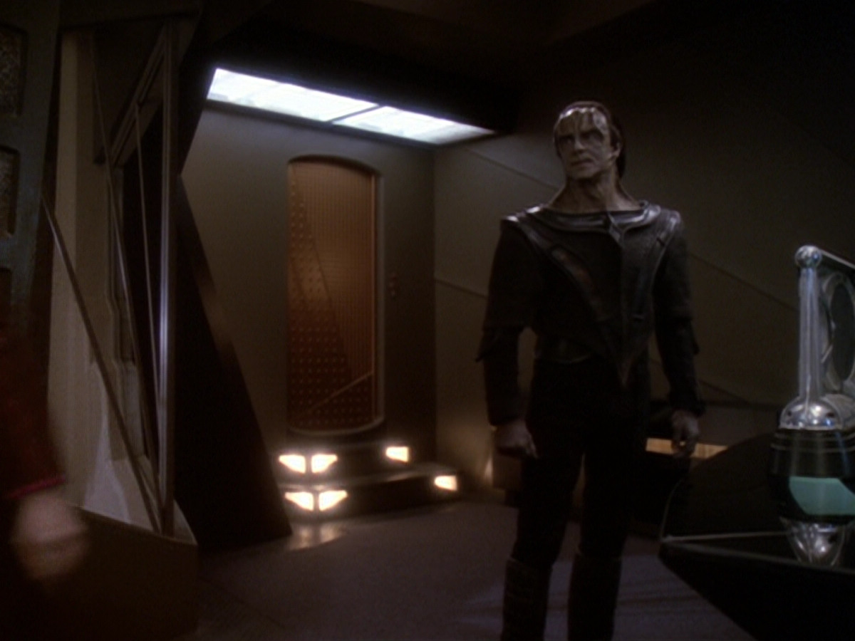 extant_StarTrek_DS9_6x05-FavorTheBold_01839.jpg