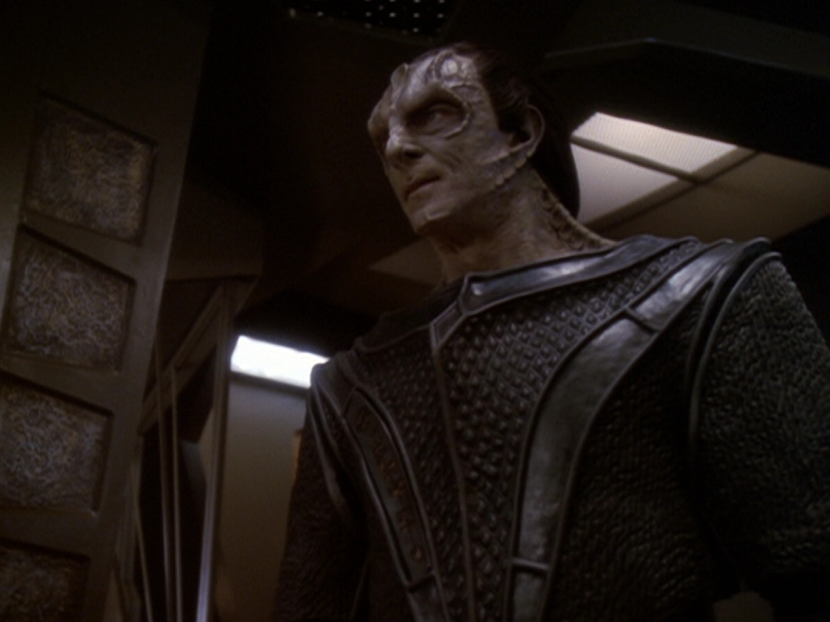 extant_StarTrek_DS9_6x05-FavorTheBold_01848.jpg