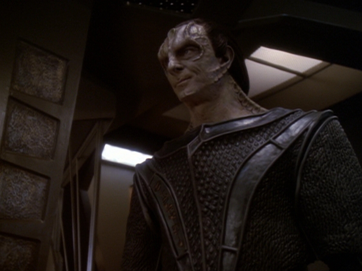 extant_StarTrek_DS9_6x05-FavorTheBold_01850.jpg