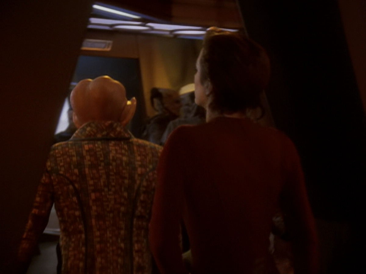 extant_StarTrek_DS9_6x05-FavorTheBold_01903.jpg