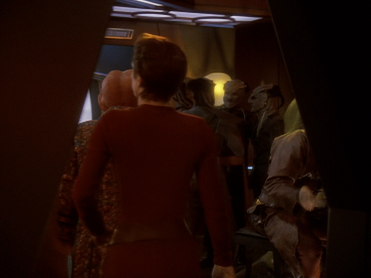 extant_StarTrek_DS9_6x05-FavorTheBold_01904.jpg