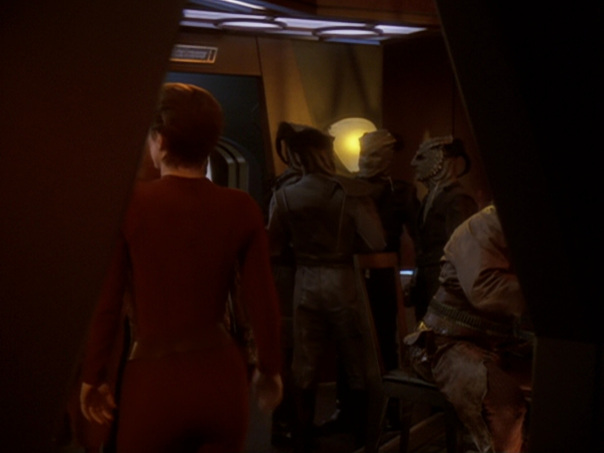 extant_StarTrek_DS9_6x05-FavorTheBold_01905.jpg