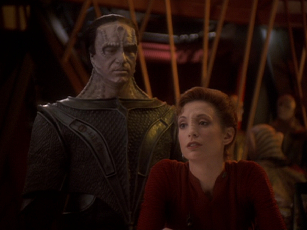 extant_StarTrek_DS9_6x05-FavorTheBold_01922.jpg