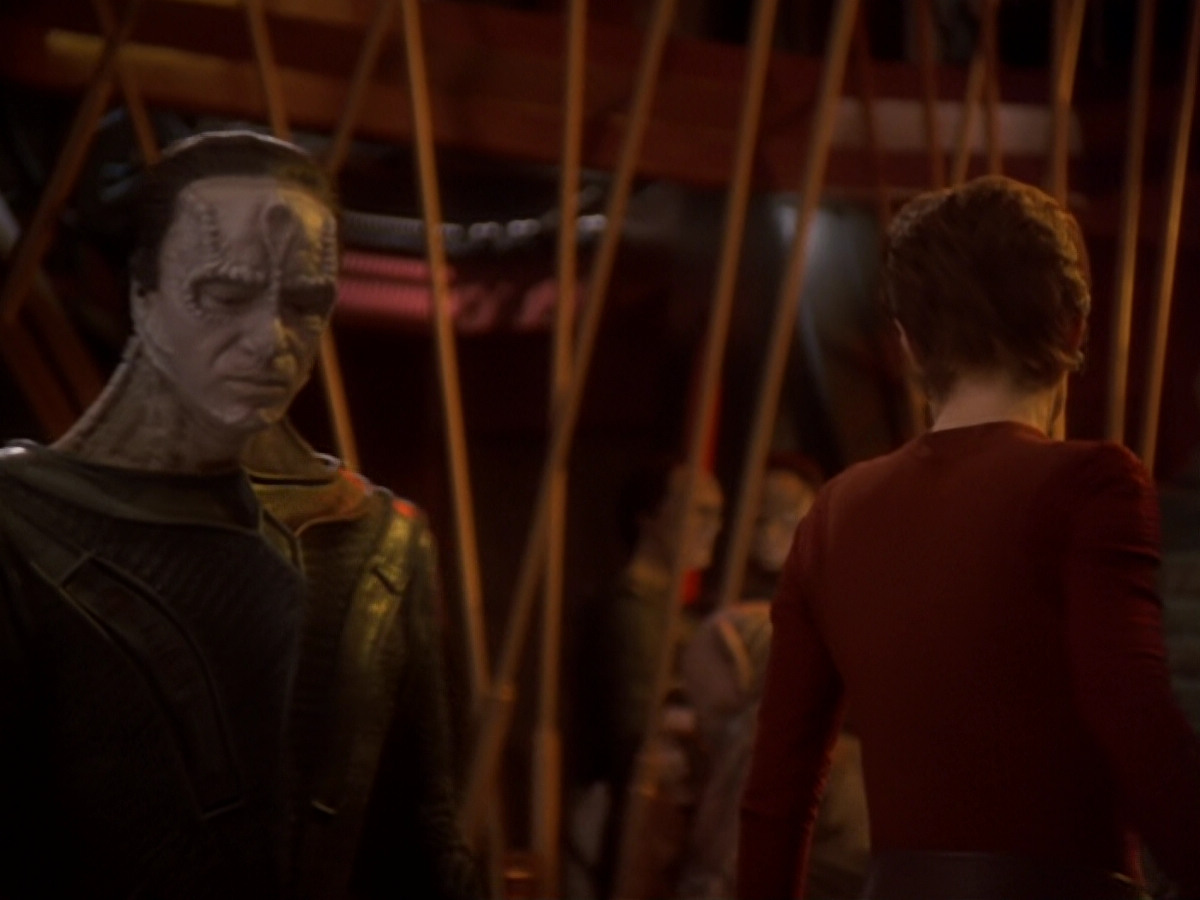 extant_StarTrek_DS9_6x05-FavorTheBold_01930.jpg