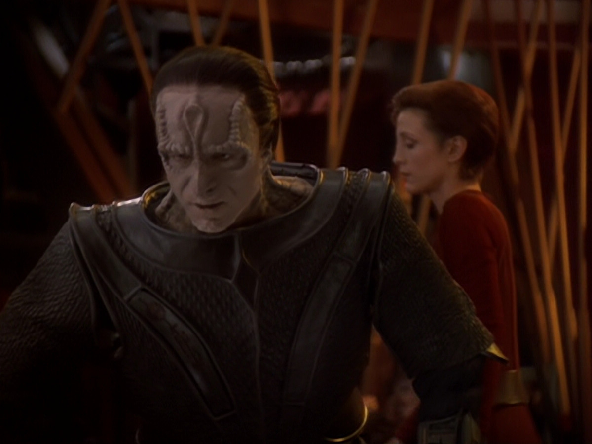 extant_StarTrek_DS9_6x05-FavorTheBold_01933.jpg