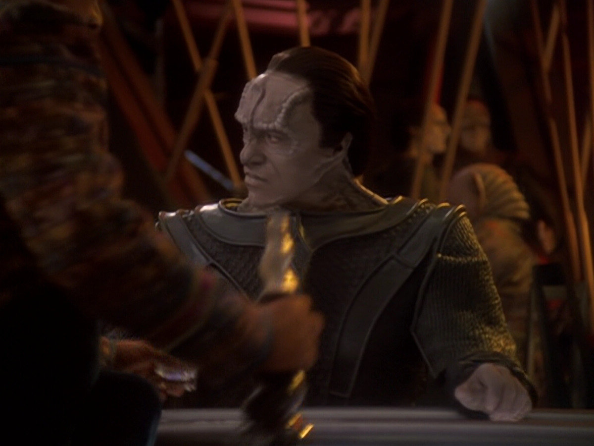 extant_StarTrek_DS9_6x05-FavorTheBold_01952.jpg