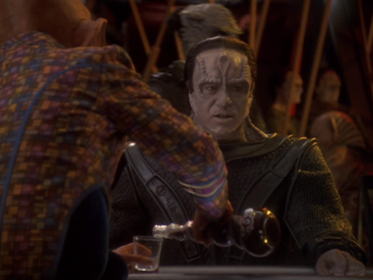 extant_StarTrek_DS9_6x05-FavorTheBold_01954.jpg