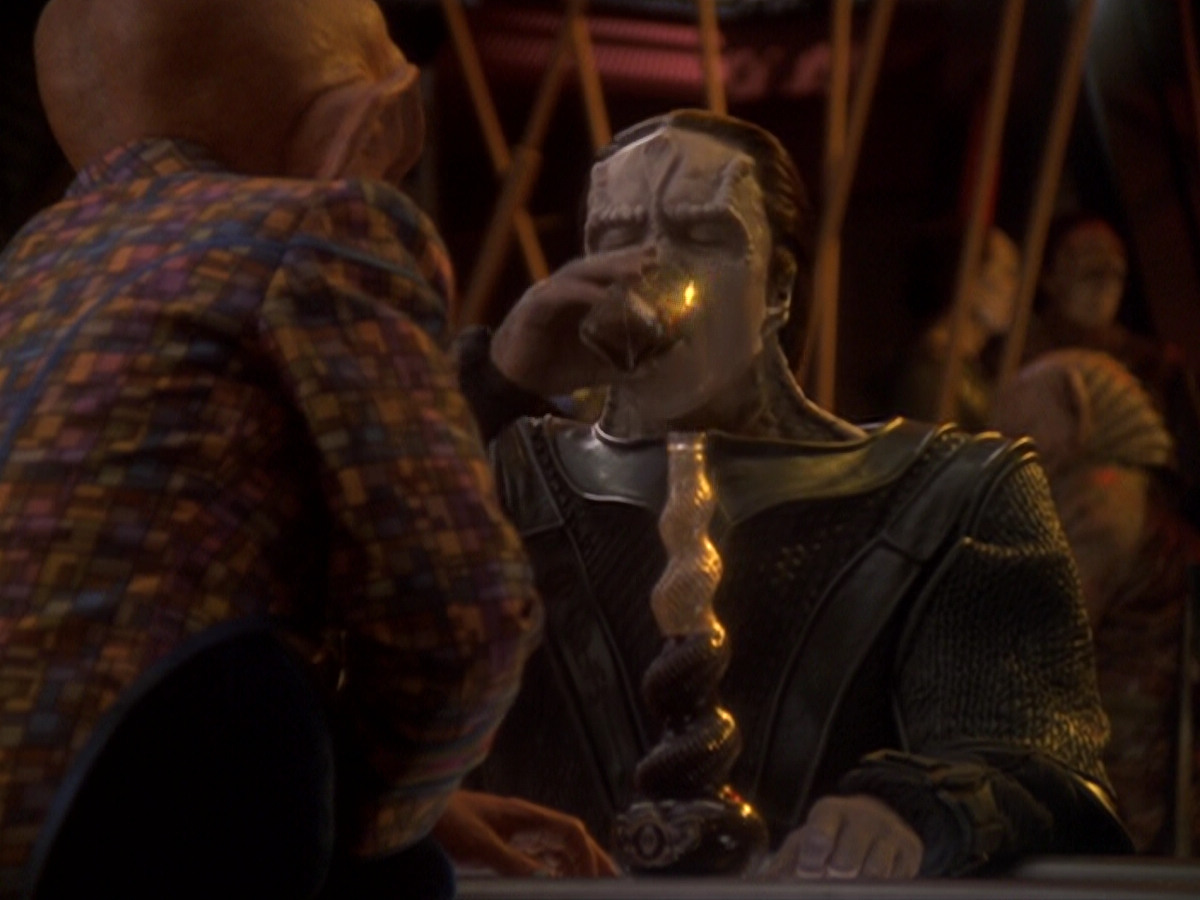 extant_StarTrek_DS9_6x05-FavorTheBold_02003.jpg