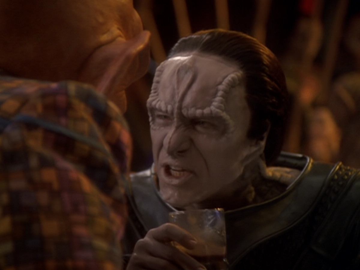 extant_StarTrek_DS9_6x05-FavorTheBold_02045.jpg