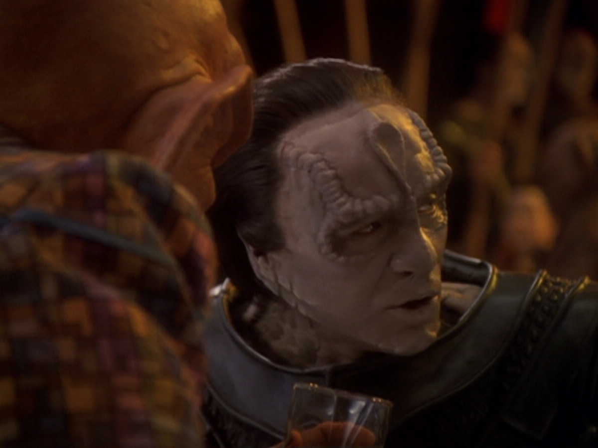 extant_StarTrek_DS9_6x05-FavorTheBold_02065.jpg