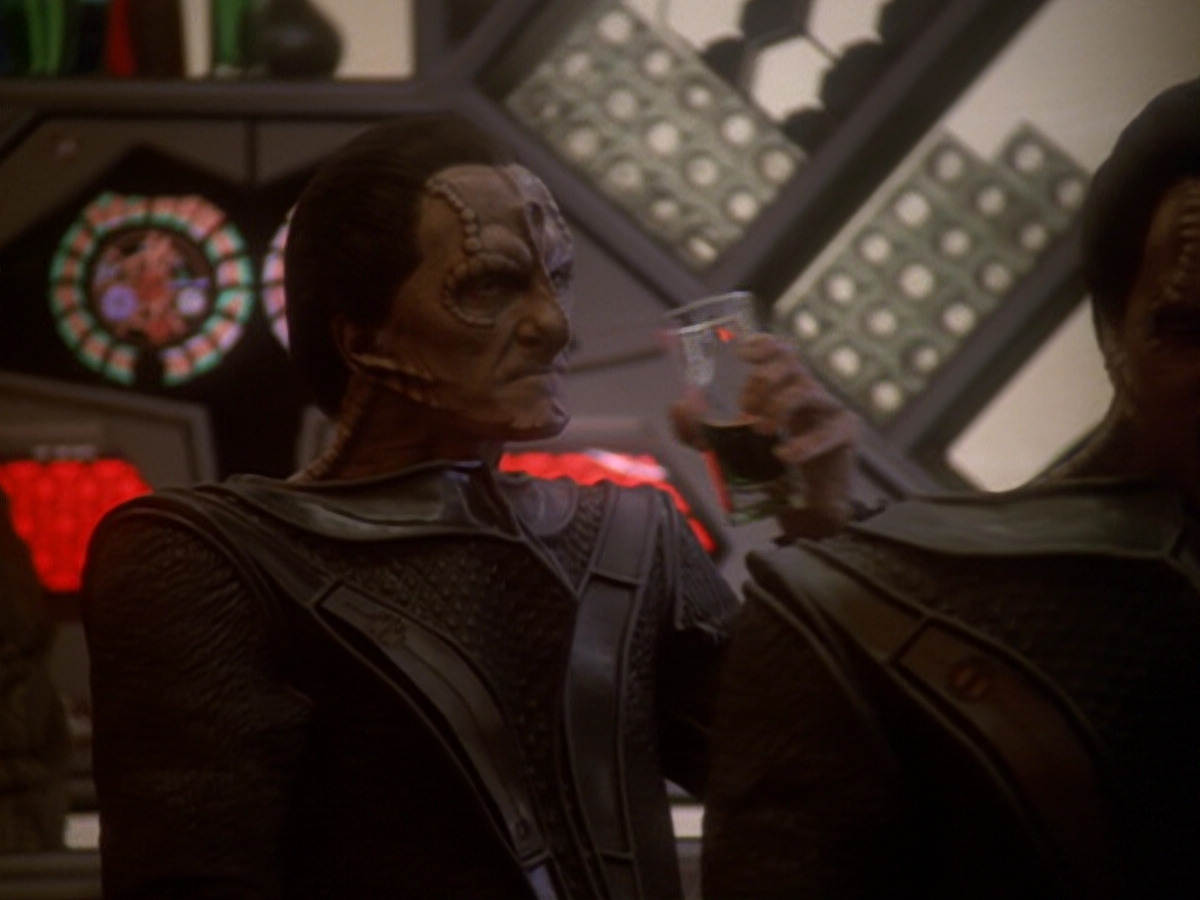extant_StarTrek_DS9_6x05-FavorTheBold_02197.jpg
