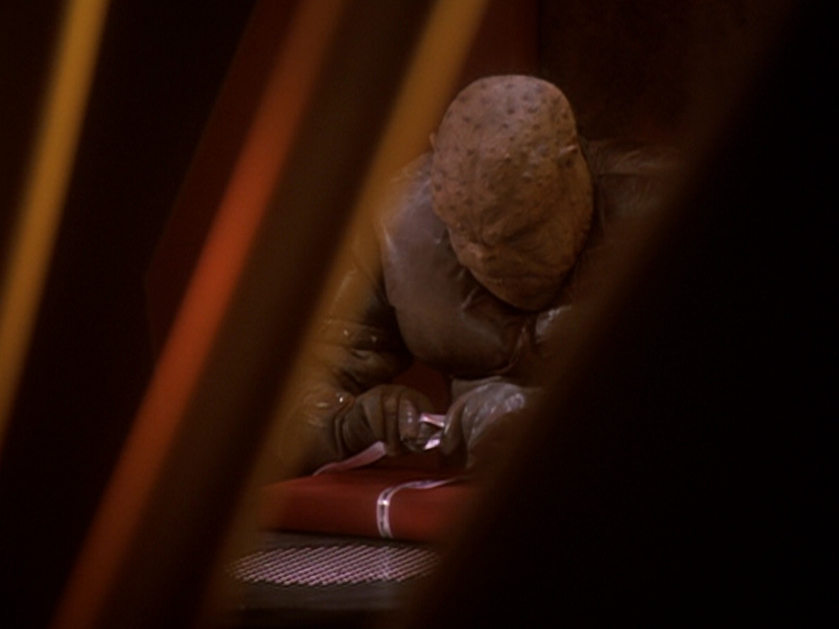 extant_StarTrek_DS9_6x05-FavorTheBold_02304.jpg