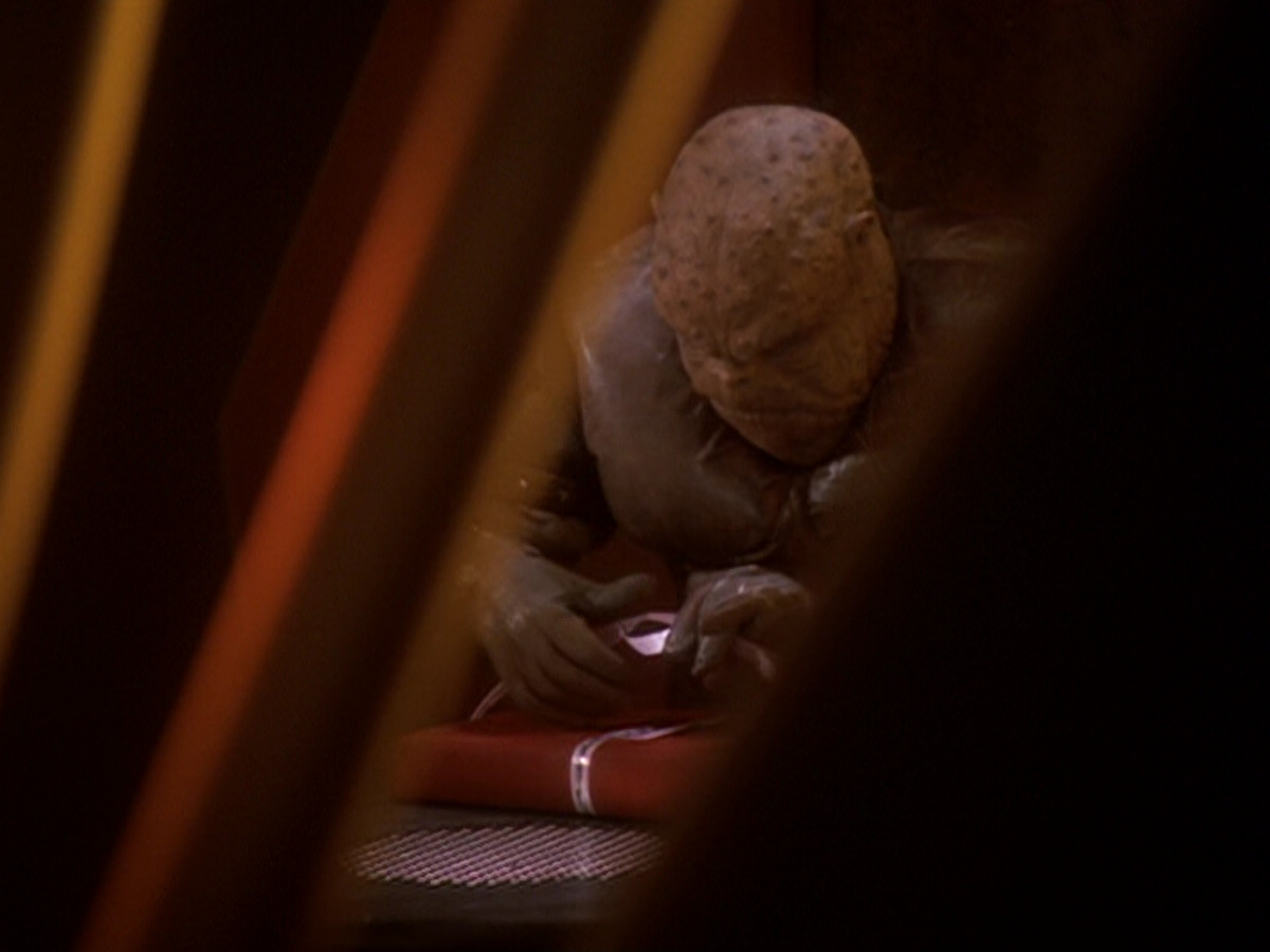 extant_StarTrek_DS9_6x05-FavorTheBold_02305.jpg