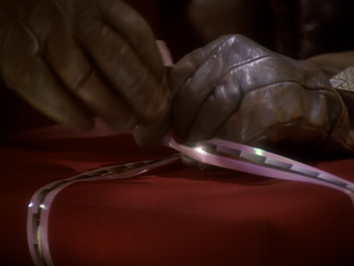 extant_StarTrek_DS9_6x05-FavorTheBold_02323.jpg