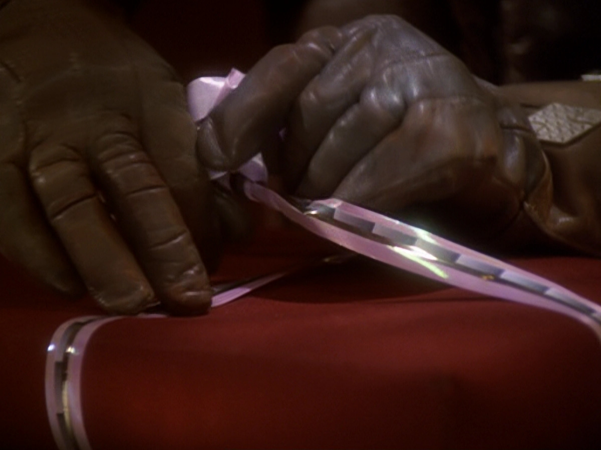 extant_StarTrek_DS9_6x05-FavorTheBold_02325.jpg