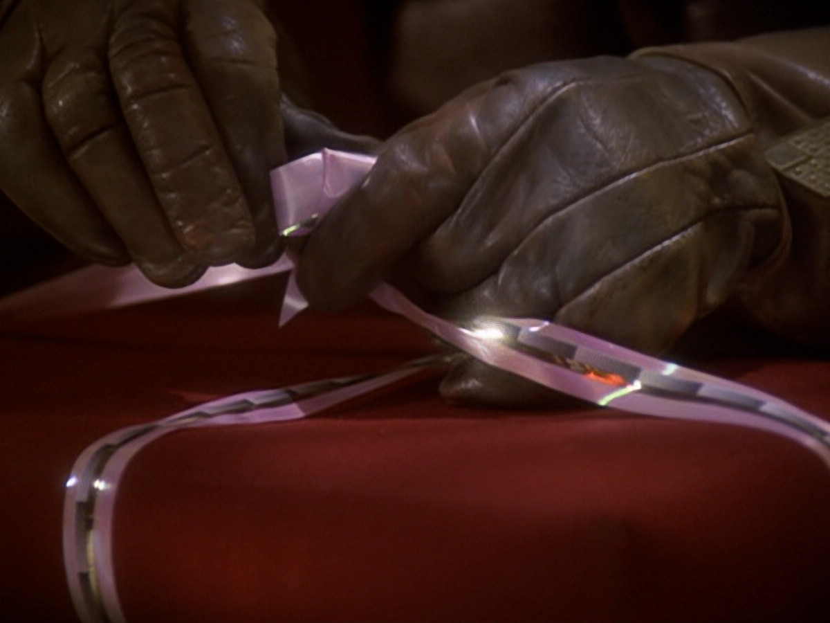 extant_StarTrek_DS9_6x05-FavorTheBold_02326.jpg