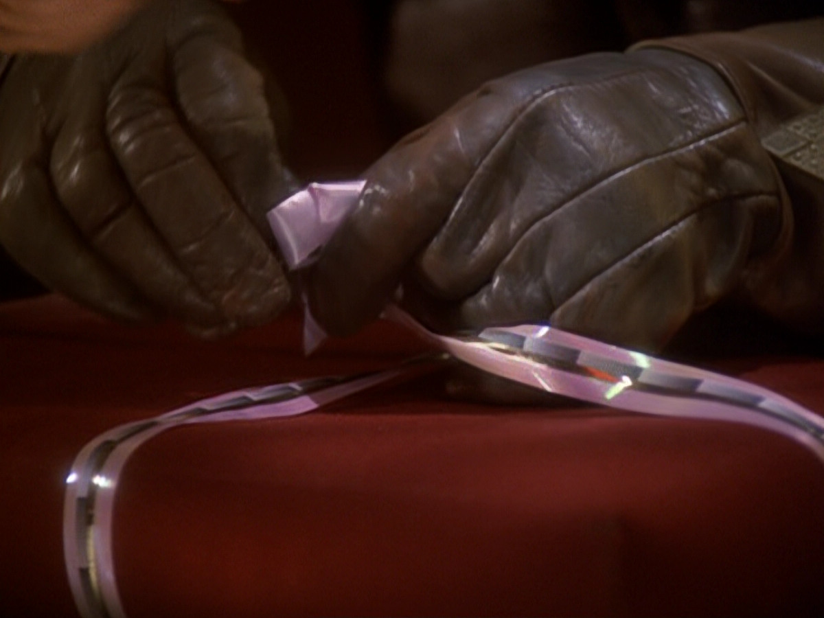 extant_StarTrek_DS9_6x05-FavorTheBold_02327.jpg