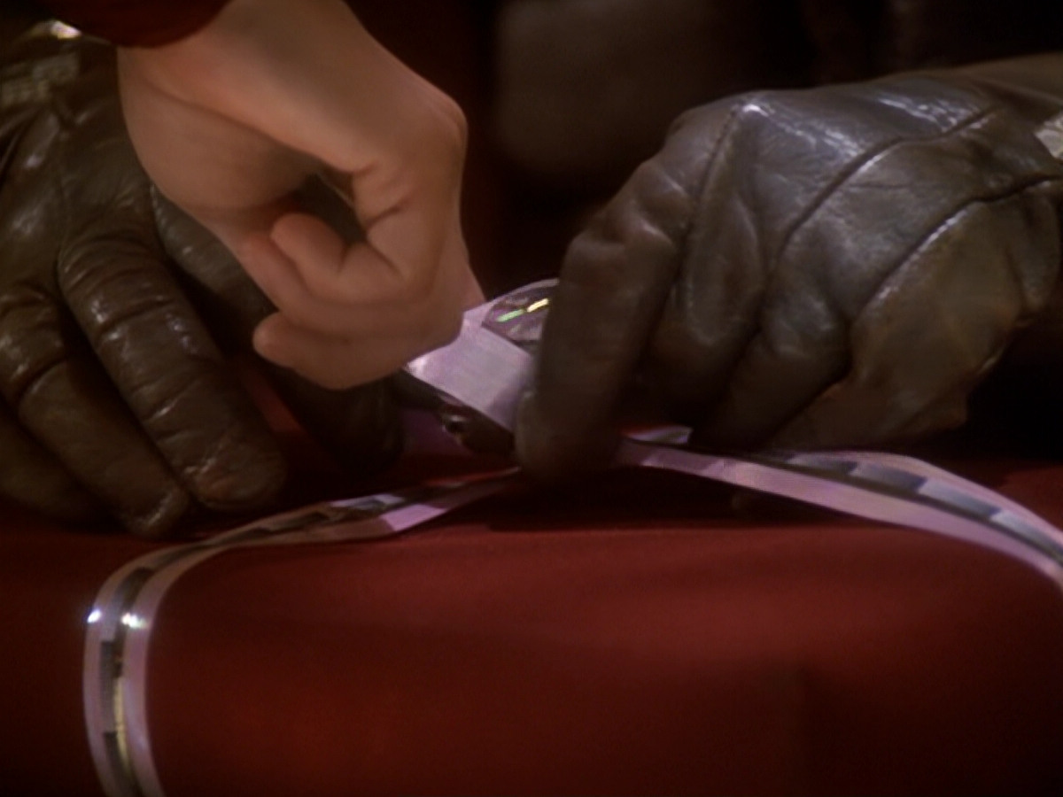 extant_StarTrek_DS9_6x05-FavorTheBold_02328.jpg