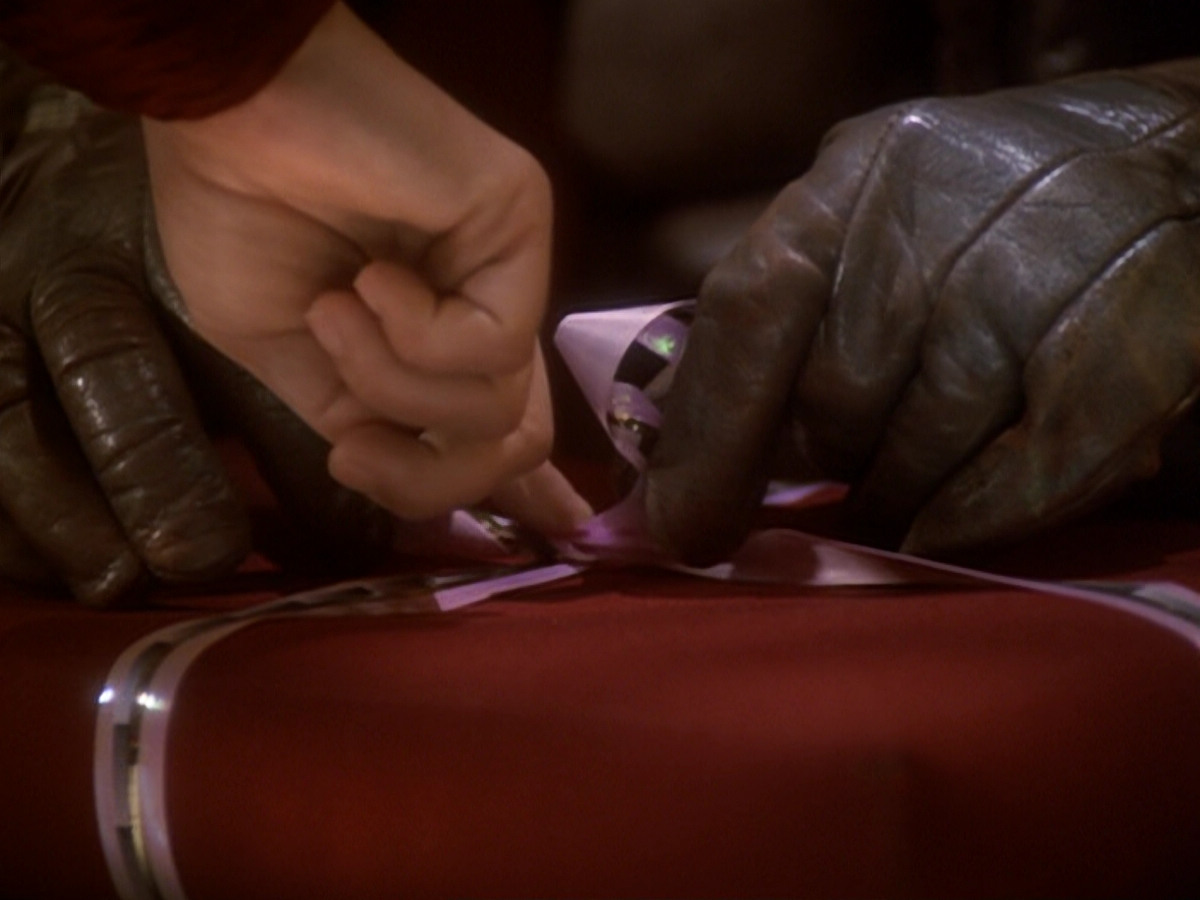 extant_StarTrek_DS9_6x05-FavorTheBold_02329.jpg