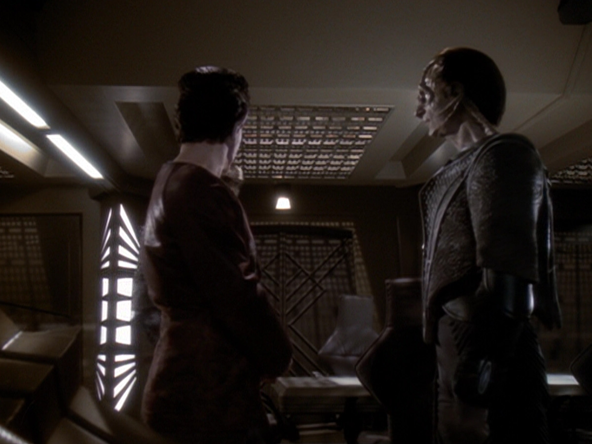 extant_StarTrek_DS9_6x05-FavorTheBold_02543.jpg