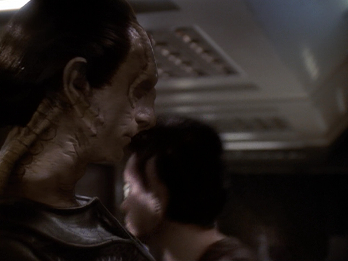 extant_StarTrek_DS9_6x05-FavorTheBold_02592.jpg
