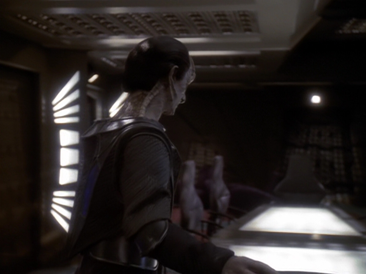 extant_StarTrek_DS9_6x05-FavorTheBold_02682.jpg